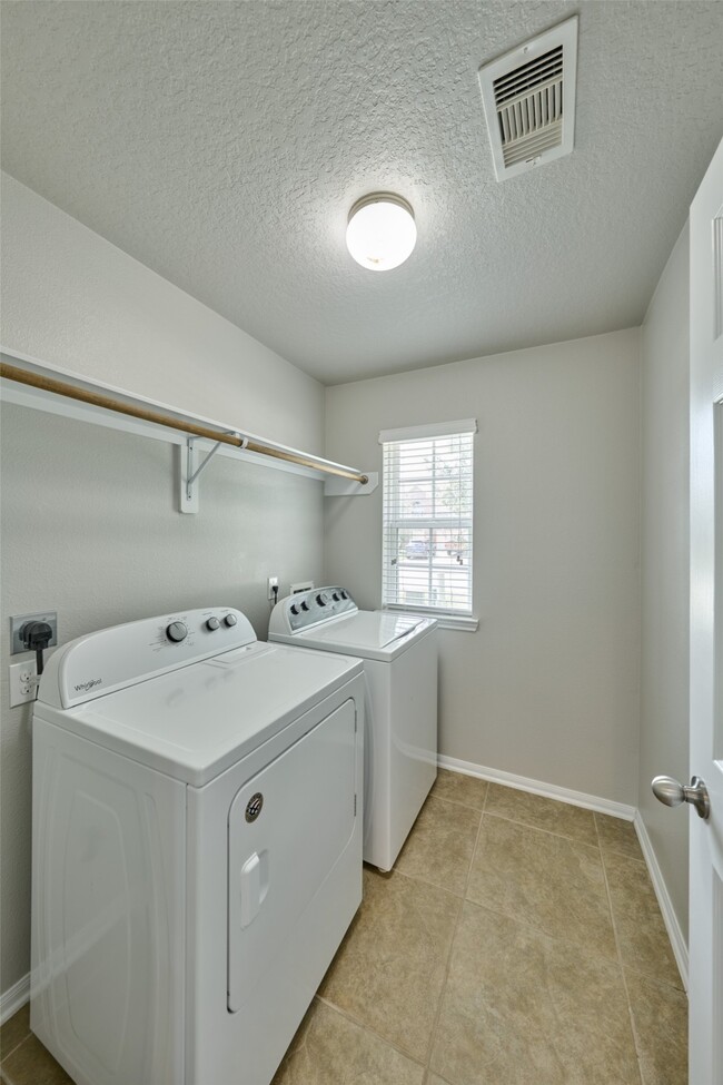 Building Photo - 9935 Knob Hollow Way