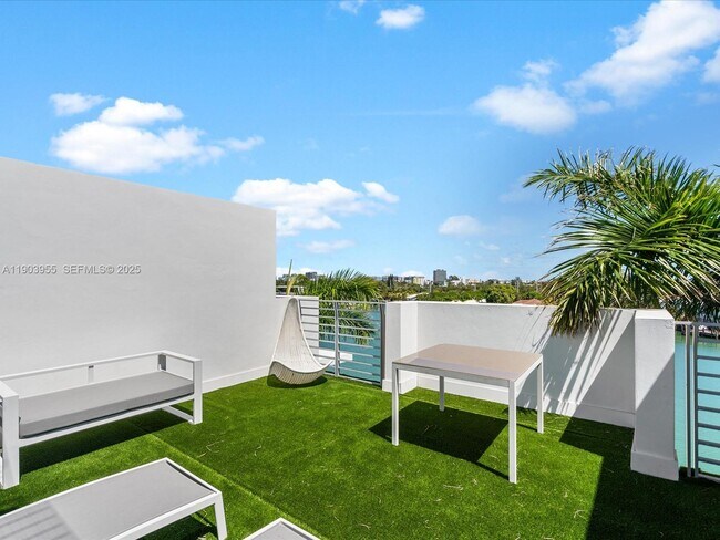 Building Photo - 155 N Shore Dr