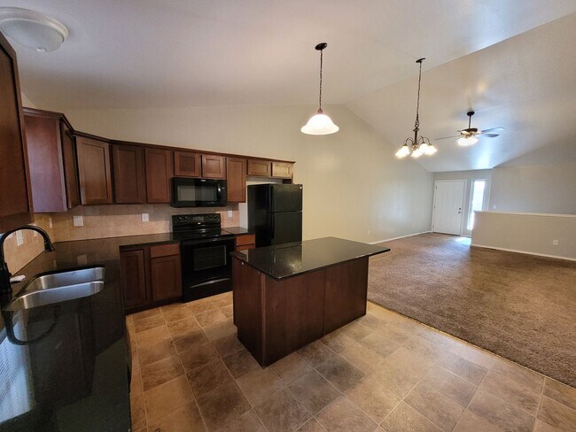 Building Photo - $1575 - 4 bedroom/ 2 bathroom - Gorgeous q...