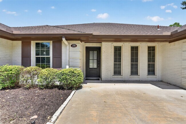 Building Photo - 1400 Emerald Cir