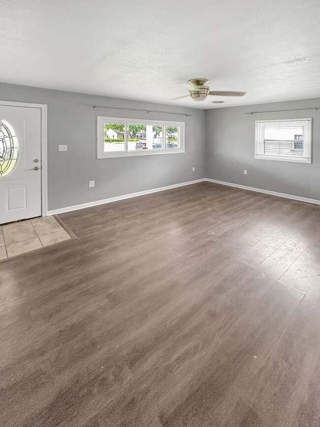 Building Photo - Welcome to this charming 2-bedroom, 1-bath...