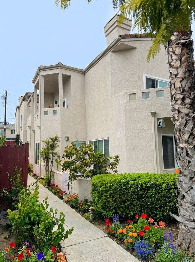 Building Photo - AVAILABLE JUNE!~ BEAUTIFUL & SPACIOUS 3BD/2BA TOWNHOUSE IN CROWN POINT - $4,895/MO!