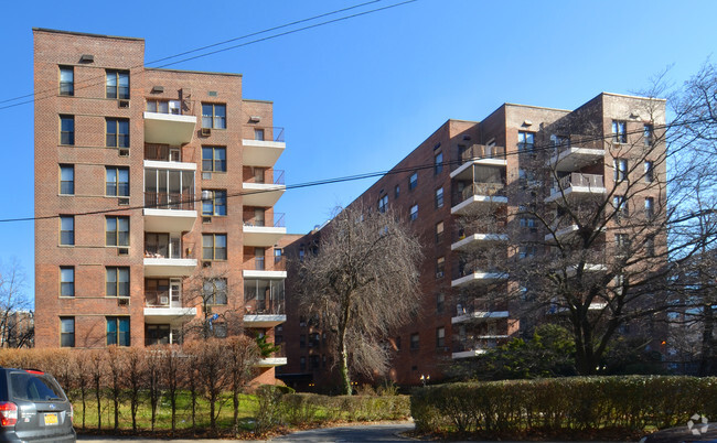 Primary Photo - 3950 Blackstone Ave