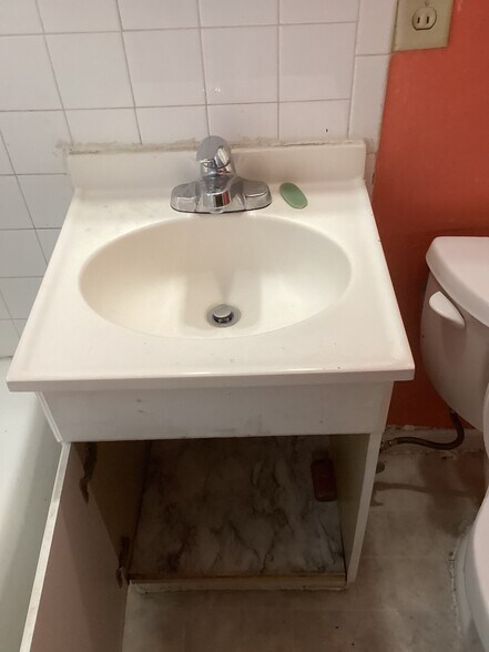 Building Photo - 2943 N Newhall St