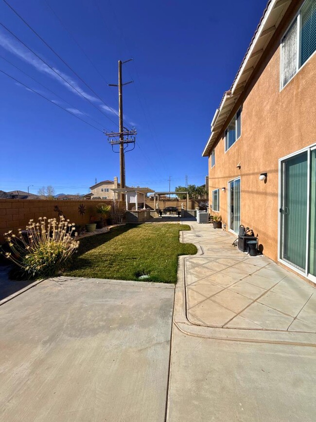 Building Photo - 14115 Desert Rose St