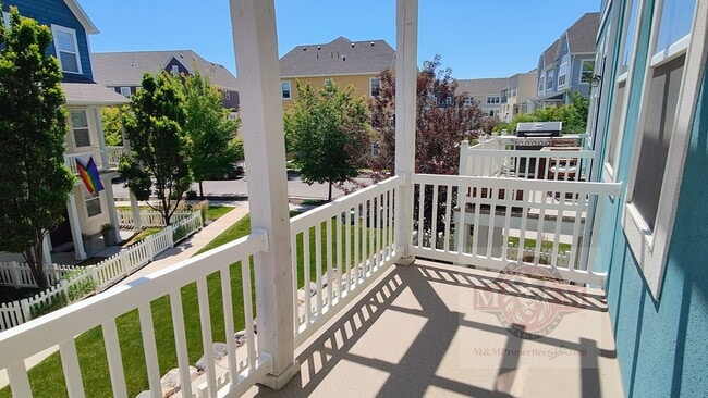 Building Photo - Great 3 Bd 2.5 Bath Townhome 2 Car Garage