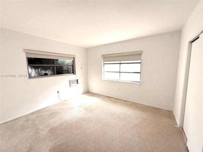 Building Photo - 845 Fairway Dr