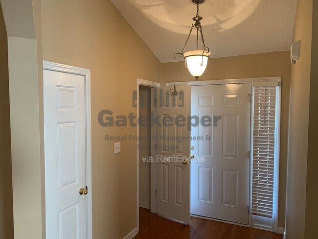 Building Photo - 30 Courtyard Ln