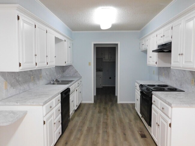 Building Photo - 2 Bed 2 Bath Duplex Newly Renovated