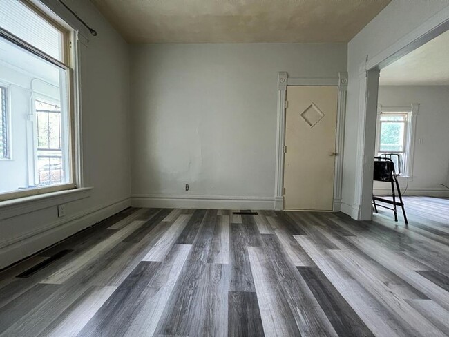 Building Photo - 127 Elm St