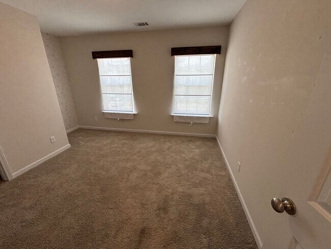 Building Photo - FOR RENT