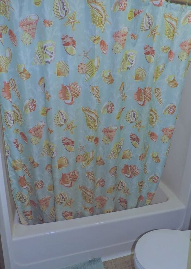 Building Photo - $1425 | 2 Bedroom + Den, 2.5 Bathroom TOWN...