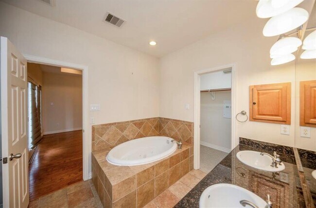 Building Photo - 7103 Windwater Lagoon Dr