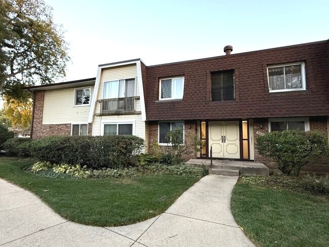 Building Photo - 3026 Roberts Dr