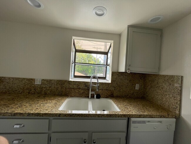 Granite counter tops in kitchen with garden window - 10330 Riverside Dr