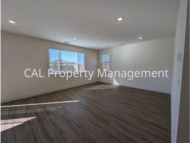Building Photo - Beautiful 5 Bedroom Home in Hollister