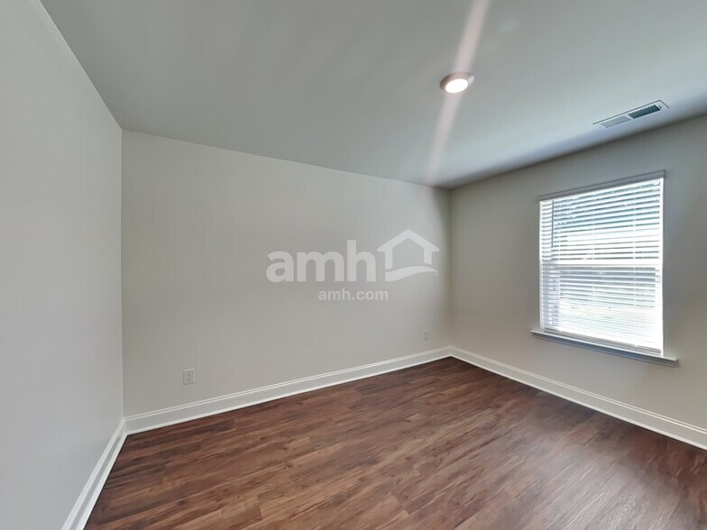 Building Photo - 546 Rivermist Dr