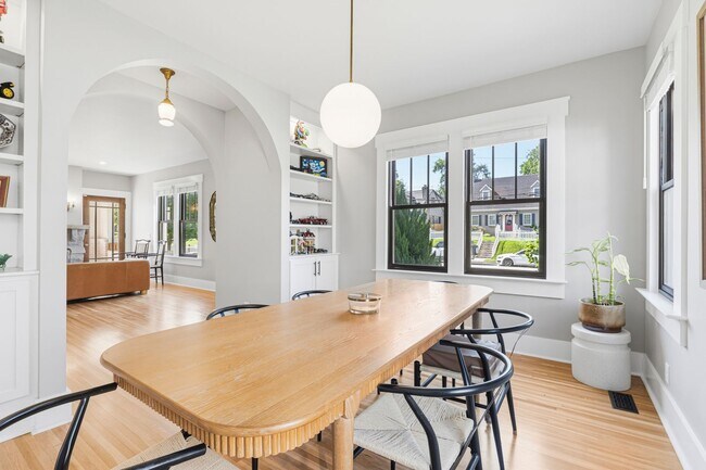 Building Photo - Luxury Downtown Home
