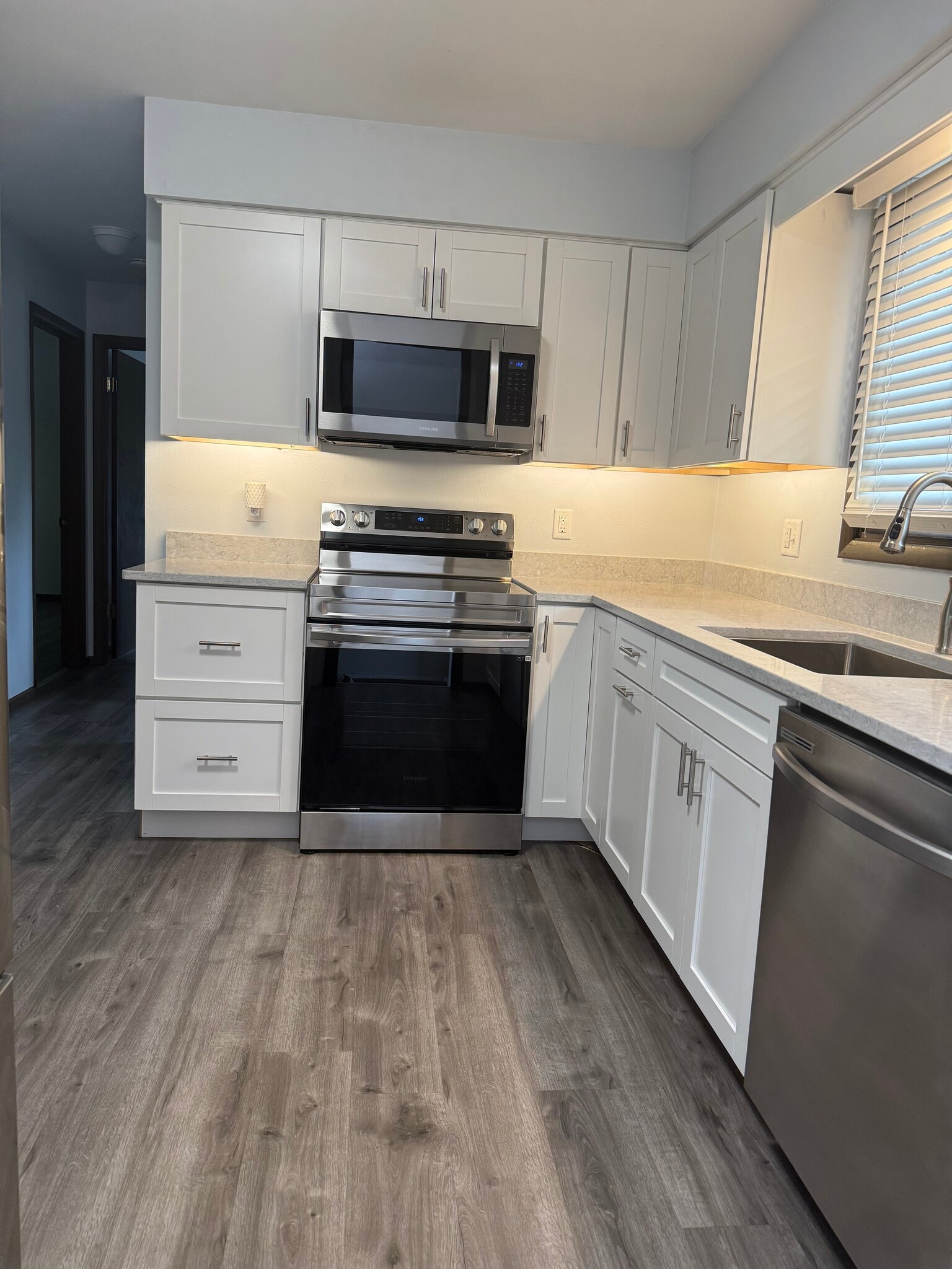 Kitchen - 1202 Knollcrest Dr