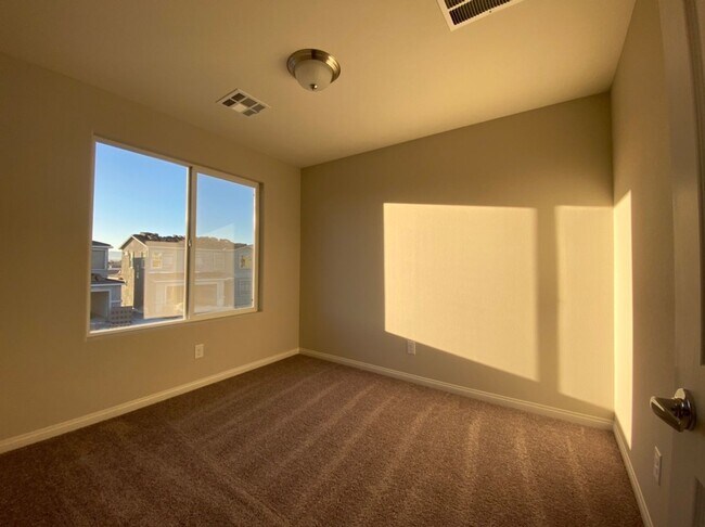 Building Photo - 4 BED 2.5 BATH 2 CAR GARAGE,  LARGE CORNER...
