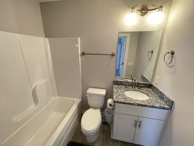 Building Photo - Matlock Townhomes 2 bedroom unit, close to...