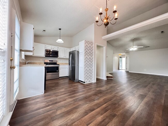 Building Photo - 2BR 2BA One Level Townhome with Garage
