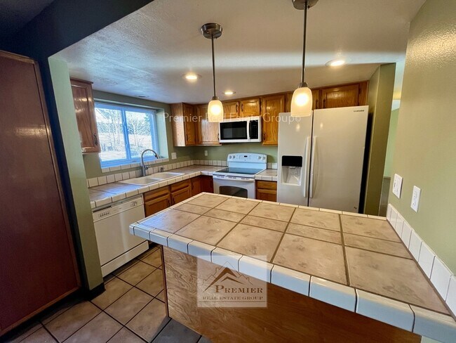 Building Photo - 3610 Sedgewood Way