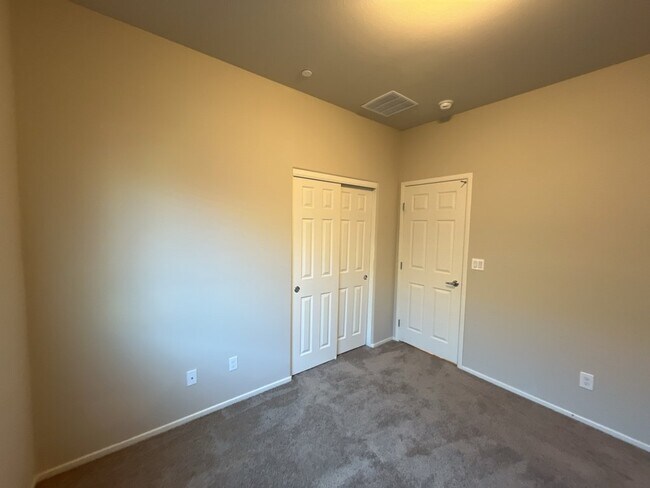 Building Photo - Beautiful 3 bedroom 3 bathroom townhome