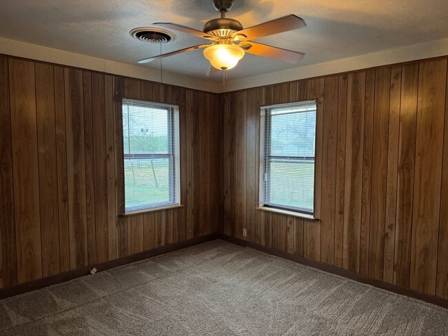 Building Photo - 5 Bed 2 Bath Home w/ 6.14 Acres In Iowa Park ISD.