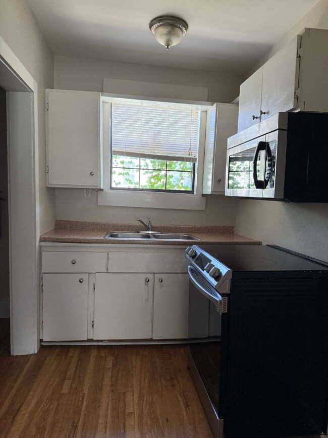 Building Photo - 1 Bedroom plus a Den, Close to SAC and Alamo Heights