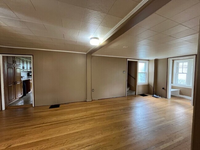 Building Photo - Spacious 4-5 Bedroom, 1.5 Bathroom 2-Story...