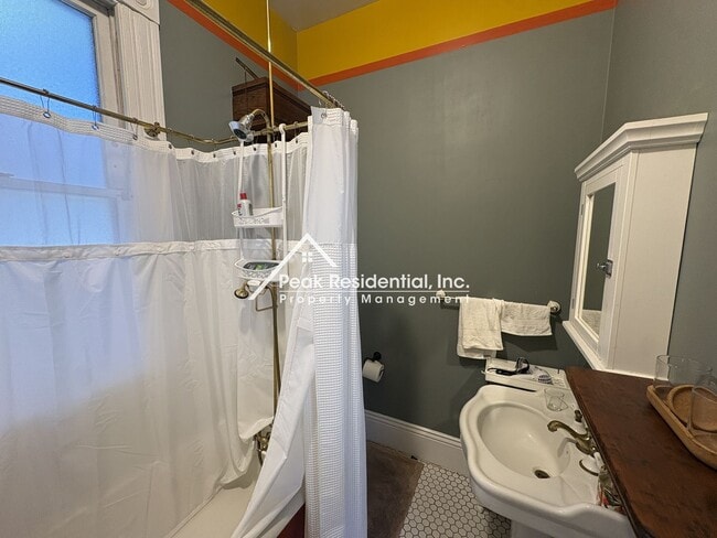 Building Photo - Furnished 1bd/1ba Midtown Duplex!