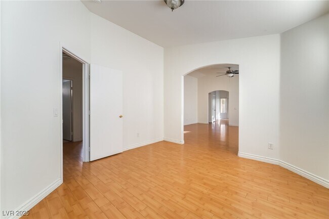 Building Photo - 11000 Vallerosa St