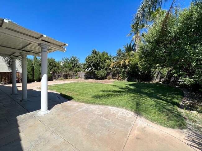 Building Photo - Large 4 bedroom located on a well maintained court!