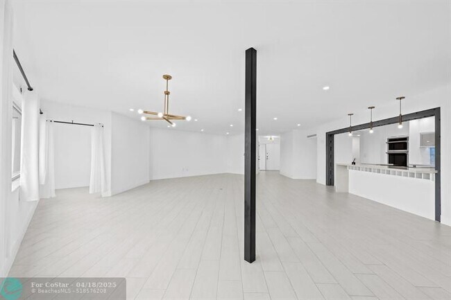 Building Photo - 877 NE 195th St