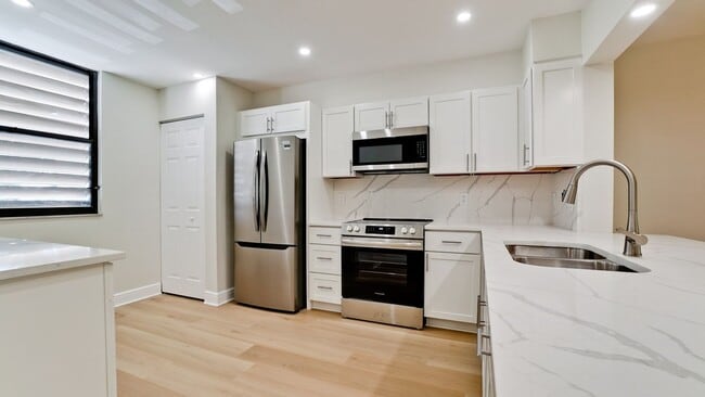 Building Photo - 542 Lakeside Dr