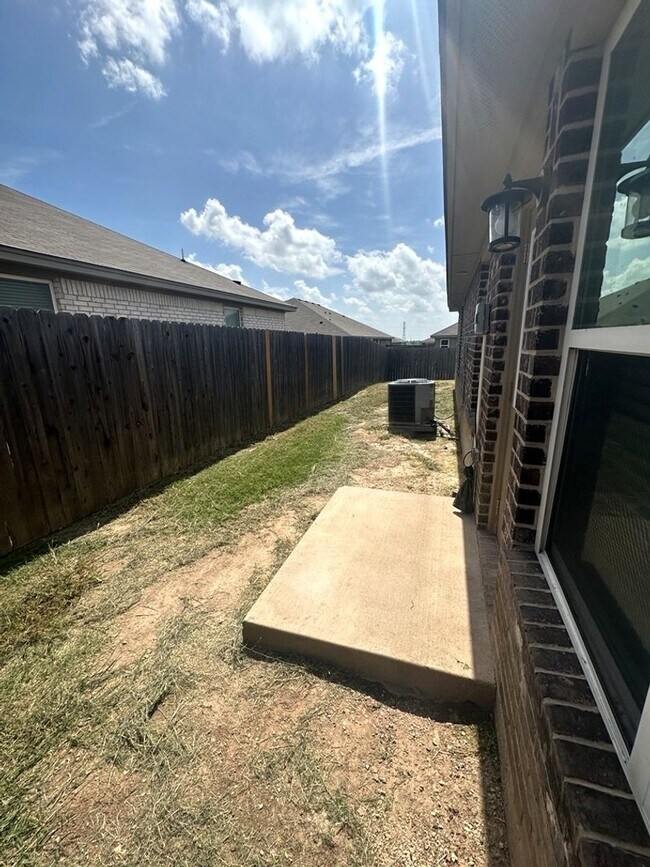 Building Photo - AVAILABLE NOW! (SECTION 8 ACCEPTED)