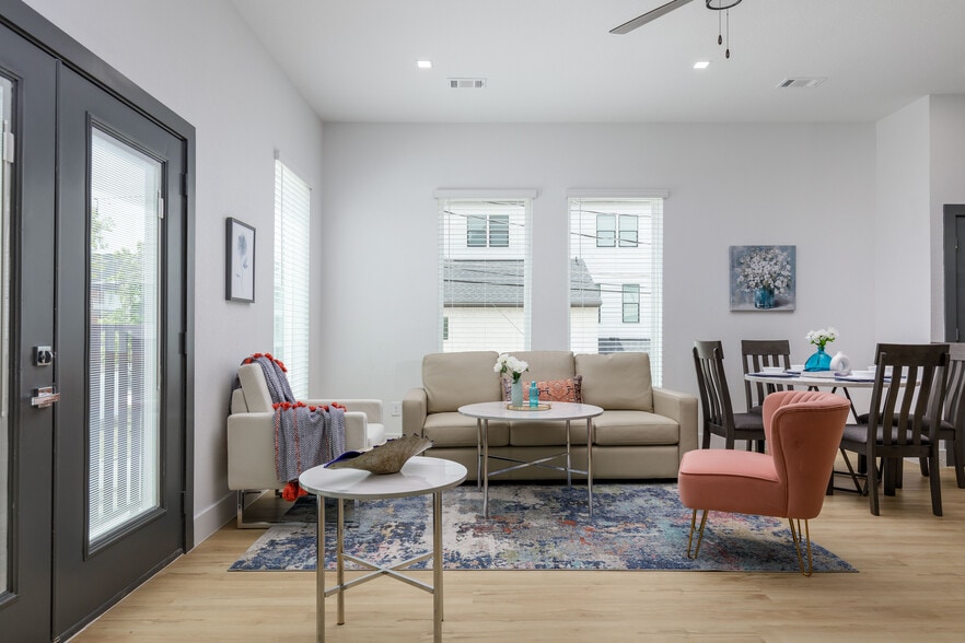 Building Photo - 2801 Weisenberger St