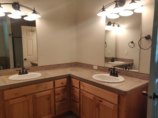 Building Photo - Charming 3x2.5 Modern Craftsman Home in NW Crossing with Private Backyard Oasis and Bonus Room Up...