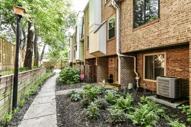 Building Photo - 1774 Dogwood Dr