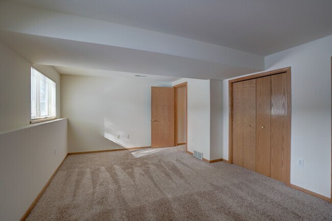 Building Photo - 6101-6103