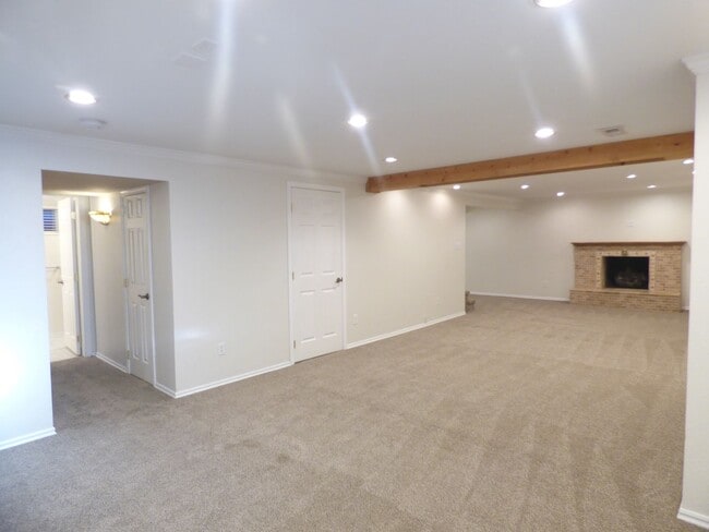 Building Photo - 5 Bd 3 Ba Home in Sandy