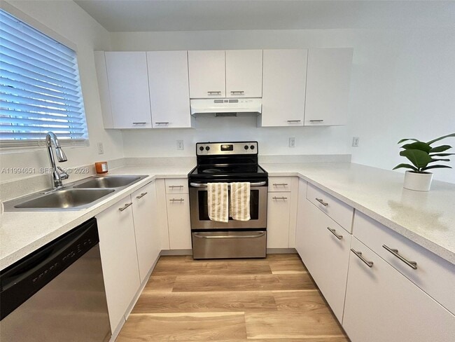 Building Photo - 6255 SW Kendale Lakes Cir