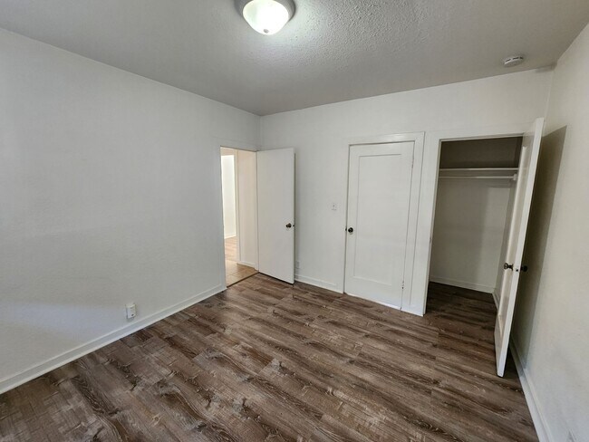 Building Photo - 2nd Ave 679-B
