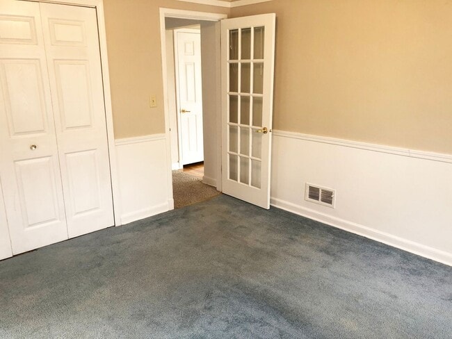 Building Photo - 2 BR Ranch Style Home with Fenced-in Back Yard & 1-Car Detached Garage