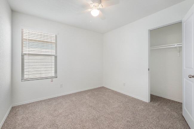 Building Photo - Redbird Ranch 4 Bedroom, 2 Bath, Free Internet, Tons of Amenities