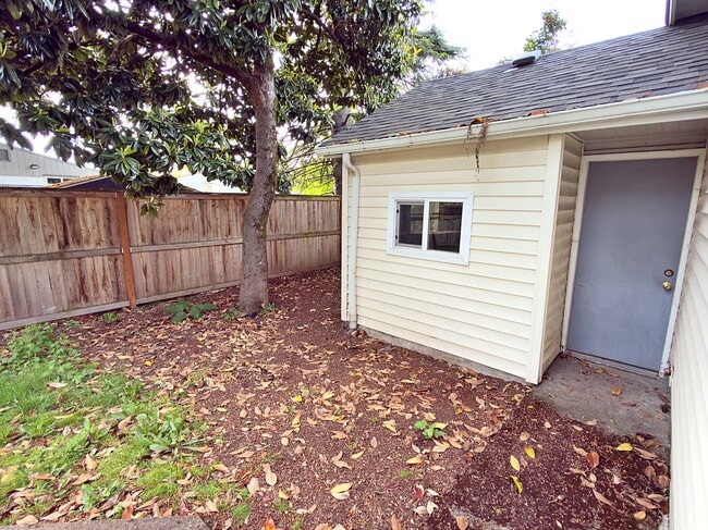 Building Photo - 905 NE 94th Ave