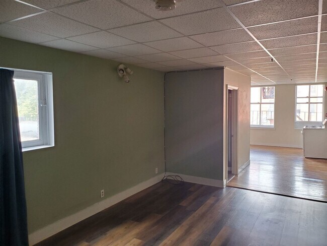 Building Photo - 819 Elm St
