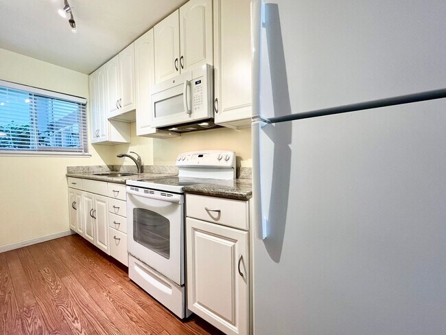 Building Photo - Renovated 2 Bed/1.5 Bath Townhouse in Park Pacifica with GARAGE!