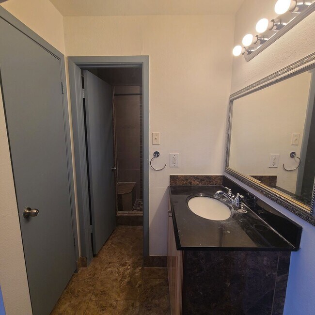 Building Photo - Spacious 3 BR+study/2.5 bath end-unit townhome w/balcony & patio!